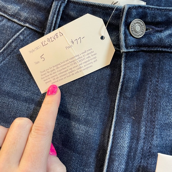 Ultra high rise, flare jeans. Size 5/26. NWT - Picture 4 of 5